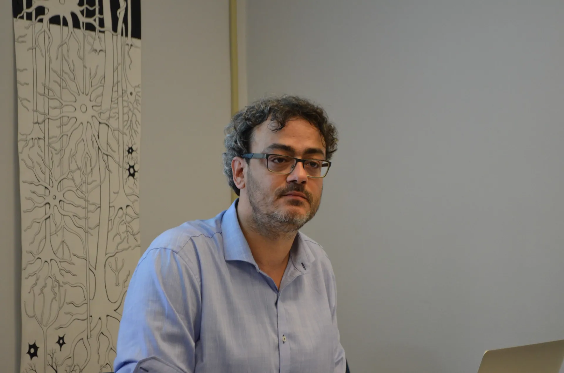 Jan Dumolyn listening to questions after his talk
